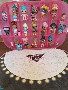 L.O.L. Surprise! Fashion Show Stand and Playset Includes 16 Dolls, Pets And Acc.